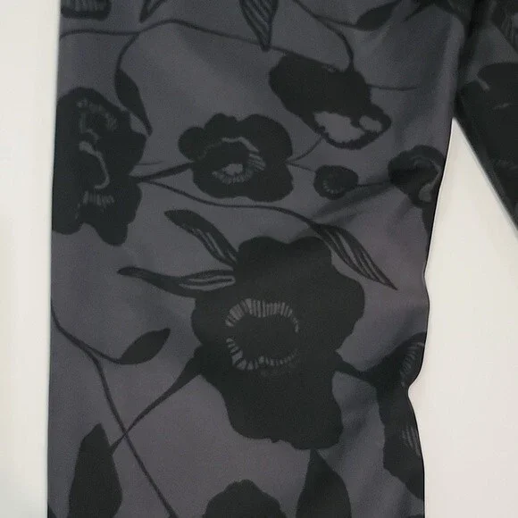 LULULEMON Wunder Under Brisk Bloom Crops size 4 - Picture 4 of 6